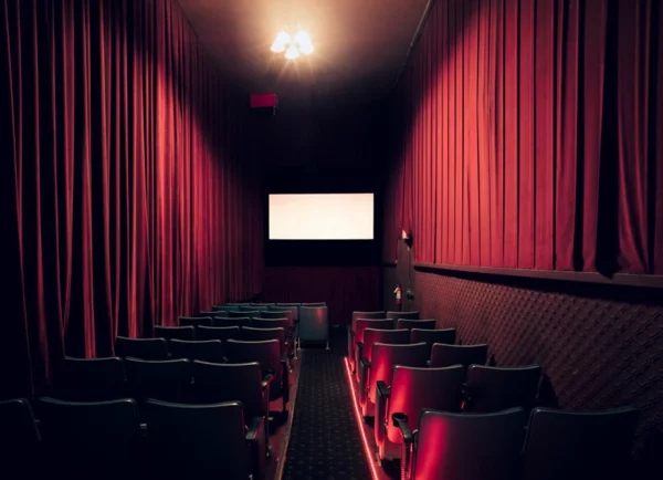 filmtheater weltweit filmtheater rot vorhang eng raum