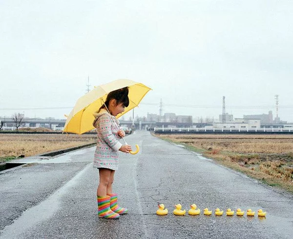 lustige kinderbilder kinderfotos Nagano Toyokazu tochter mit enten