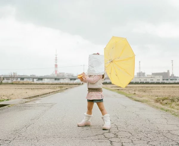 lustige kinderbilder kinderfotos Nagano Toyokazu tochter regenschirm