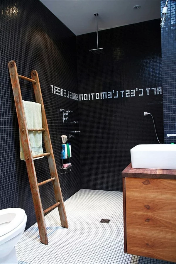 luxus badezimmer schwarz mosaikfliesen holzleiter