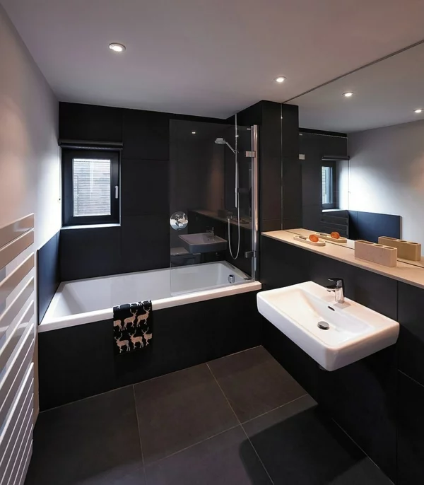 luxus badezimmer schwarze wände spiegelwand