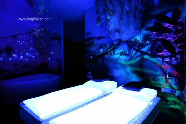 nachtleuchtende farbe schlafzimmer betten