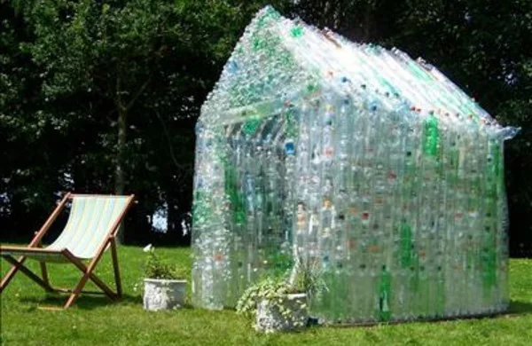 Termoschicht im Gewächshaus aus Plastikflaschen 