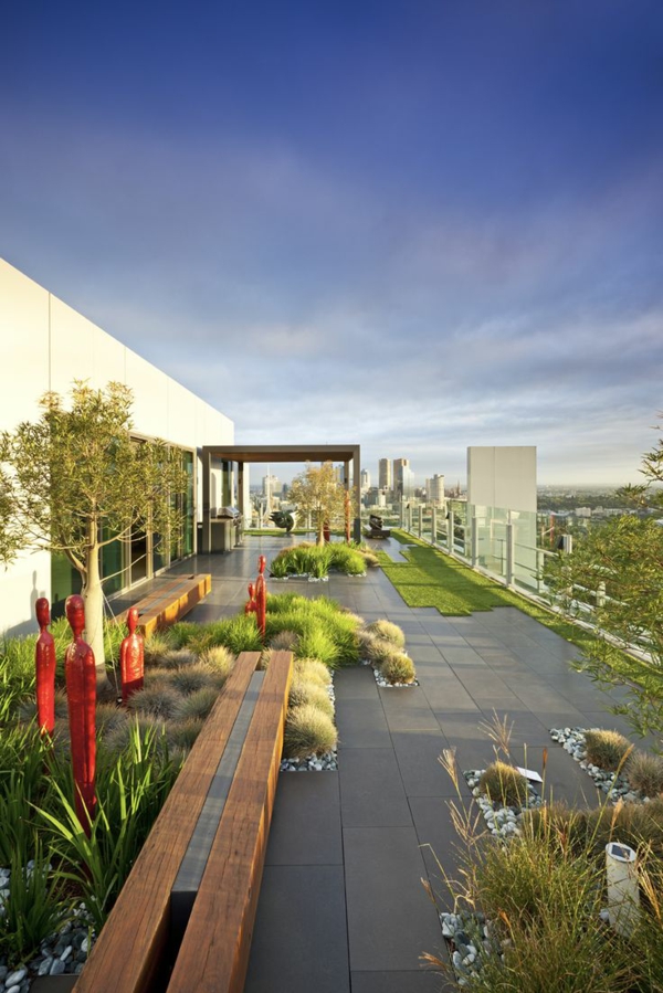 terrassenbelag beton gras bepflanzung außenmöbel holz