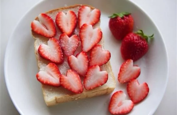 leckeres frühstück mit erdbeere - tolle Ideen zum Valentinstag 