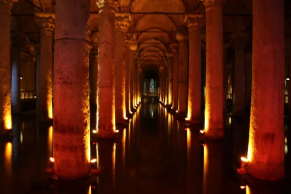  Tolle Wanderreisen in Europa säulen beleuchtung museum