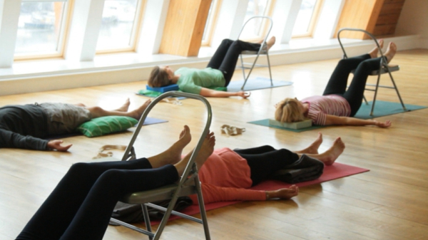 yoga entspannung stühle yogamatten