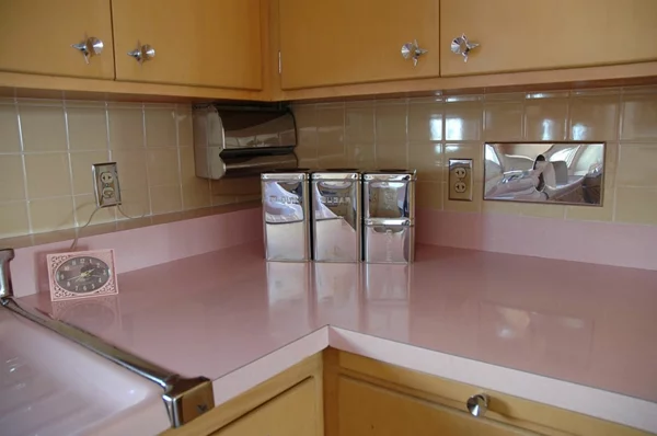 50er jahre küche rosa arbeitsfläche metallene dosen