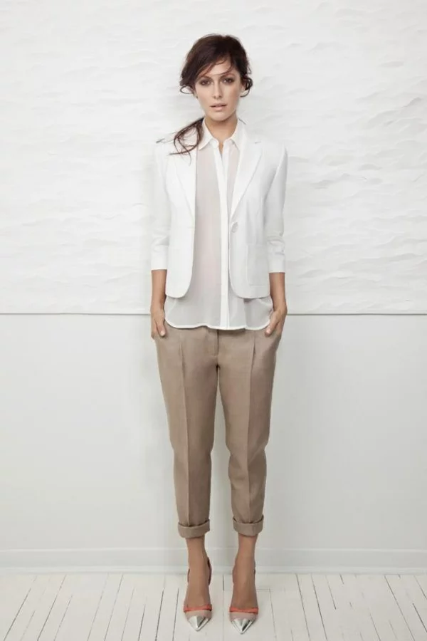 Blazer und Hemd in weiß beigefarbene Hose elegant und etwas lässig im Büro Business Mode für Damen 