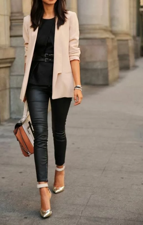 Business Mode für Damen modisches Outfit mit schwarzer Lederhose und cremefarbenem Blazer 