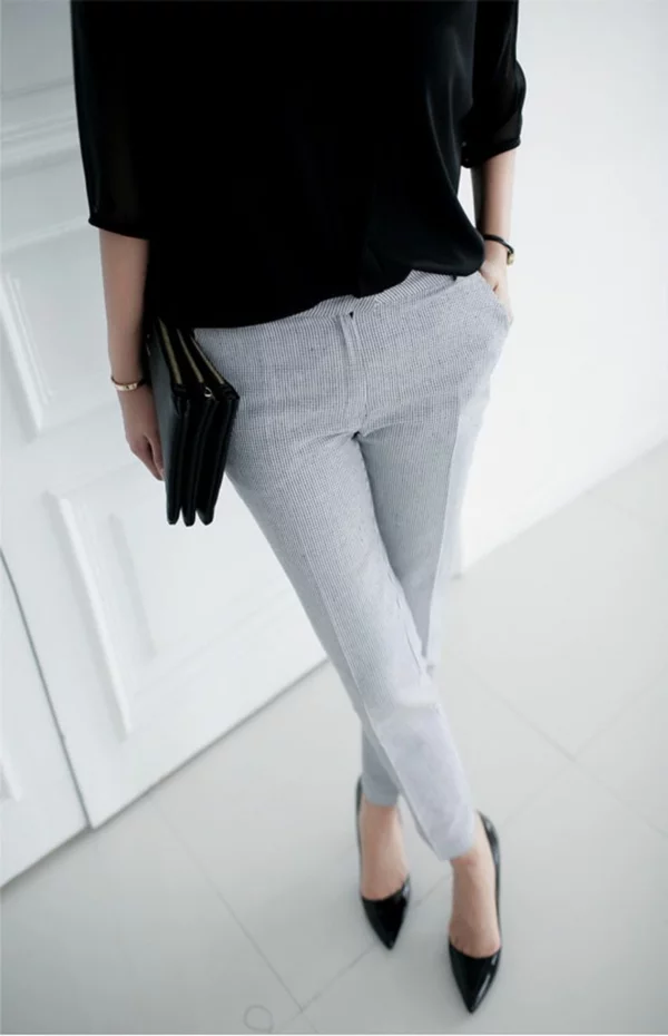 Business Mode für erfolgreiche Damen schwarze Bluse graue Hose schwarze Absatzschuhe 