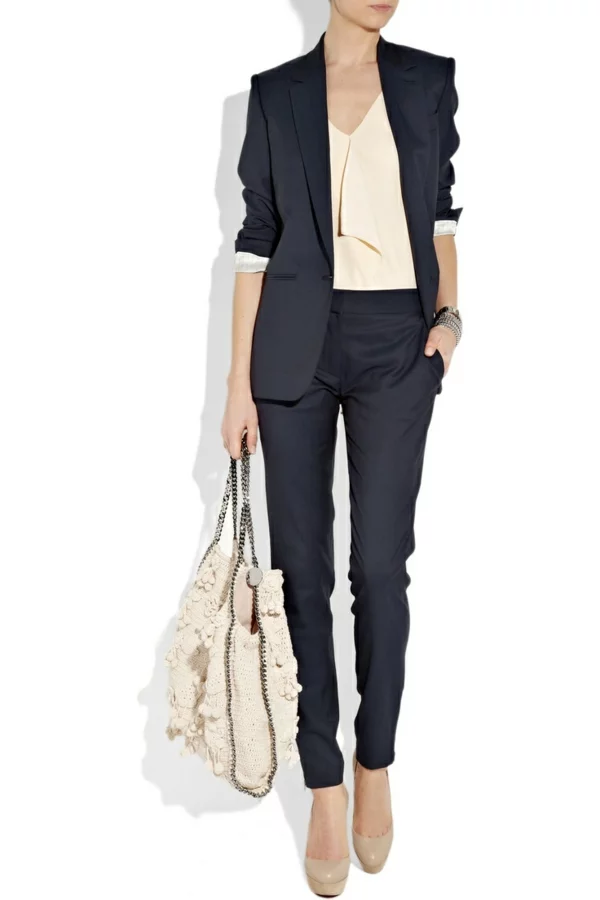 Business Mode für erfolgreiche Damen schwarzes Outfit mit Hose beigefarbene Bluse und Tasche