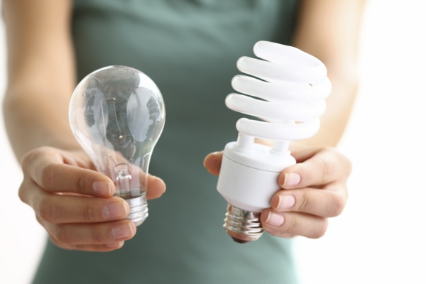 Energiesparen im Haushalt Stromspartipps effiziente geräte lampen glühbirnen