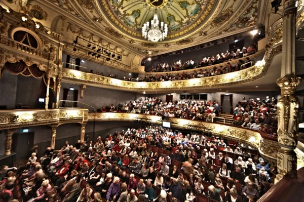 Everyman theatre innenraum szene publikum Kunst für jedermann