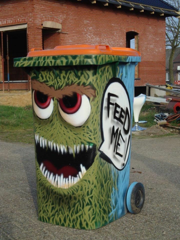 Mülltonnenbox im garten dekorieren graffiti kunst