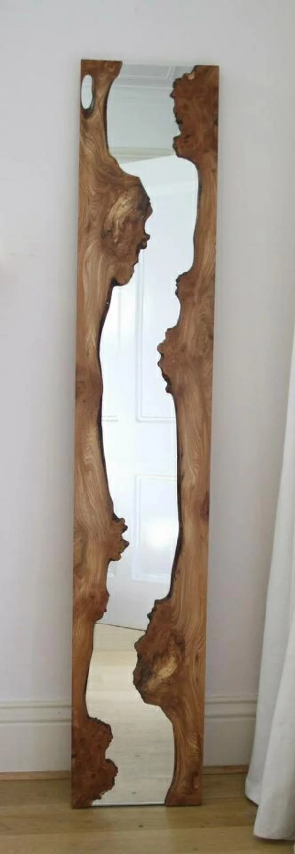 Wandgestaltung im Flur Spiegel mit Holzrahmen interessante Idee für rustikale Wanddeko aus Holz 