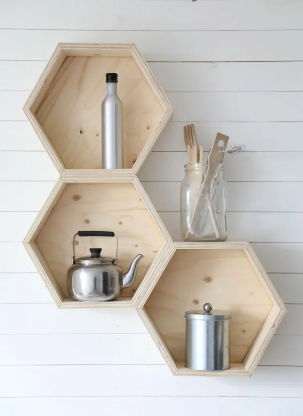 DIY Projekt Küchenwandregal aus hellem Holz für Küchenutensilien Wanddeko aus Holz 