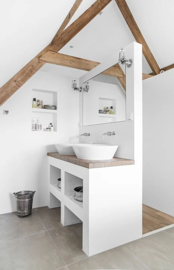 rustikales Badezimmer mit Holzbalken und weißen Wänden interessante Wanddeko 