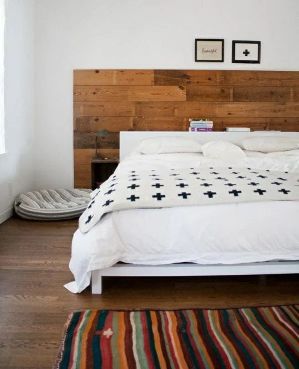 Schlafbett mit Kopfteil aus Holz Schlafzimmer im rustikalen Stil gestalten handgewebter Teppich