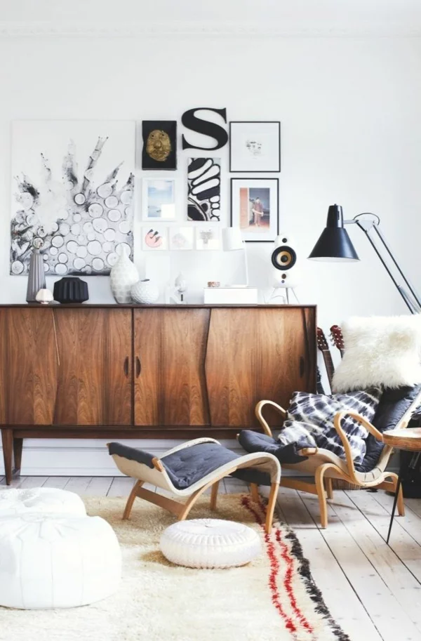 Vintage Schrank im Wohnzimmer aus Holz Wanddeko aus Bildern Lampe Sessel Fellkissen 