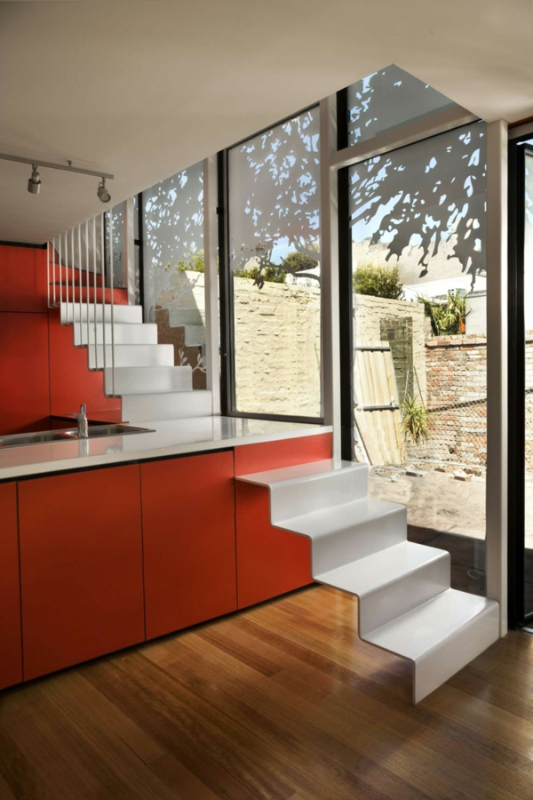 arbeitsplatten für küchen orange kücheninsel weiße treppe