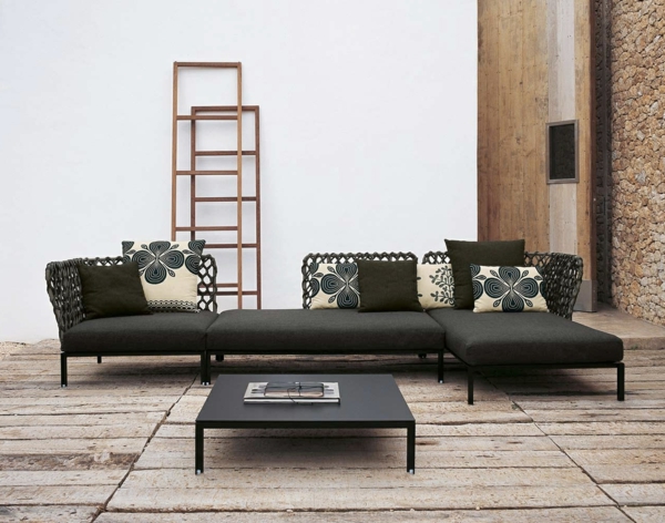 ausgefallenes sofa wohnzimmer dekokissen schwarzer couchtisch