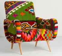 Bunter Sessel erobert das Innendesign auf eine farbenfrohe Weise