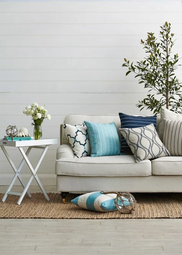 elegantes sofa dekokissen klappbarer beistelltisch sisalteppich
