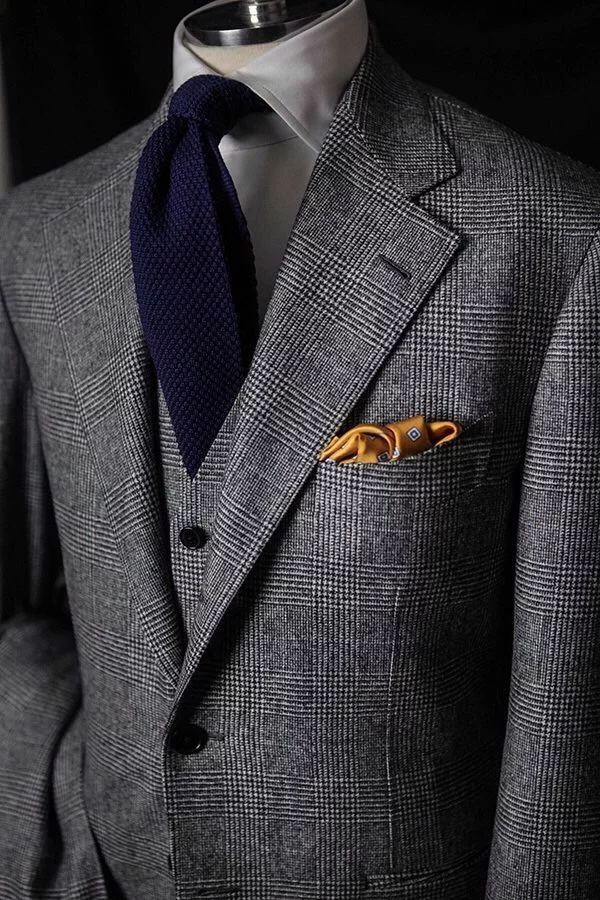 englischer anzug herrenmode blaue krawatte sakko wertvolle stoffe