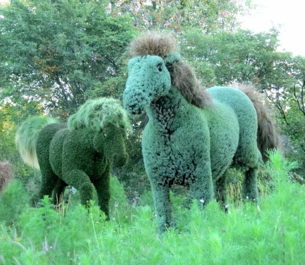 gartenskulpturen wilde pferde