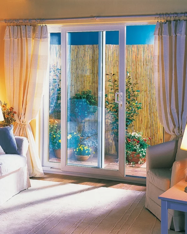 glasschiebetüren terasse wohnzimmer lange helle gardinen