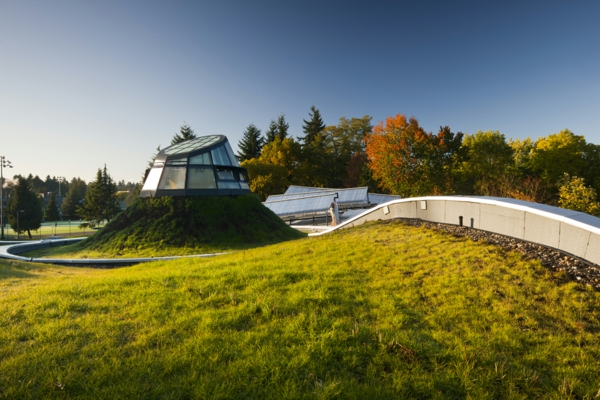 grünes dach solaranlagen glaskuppel