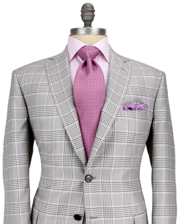 herrenmode italienischer anzug rosa hemd krawatte schulter breit v-förmig