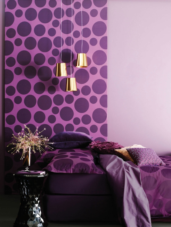 moderne tapeten schlafzimmer muster lilanuancen