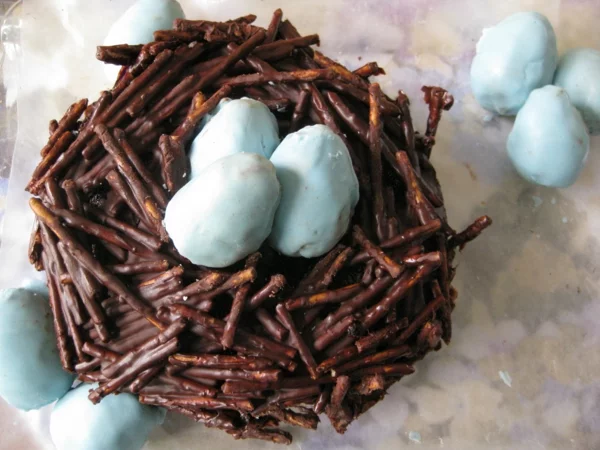 osterkuchen backen schokoladen nestz blaue eier