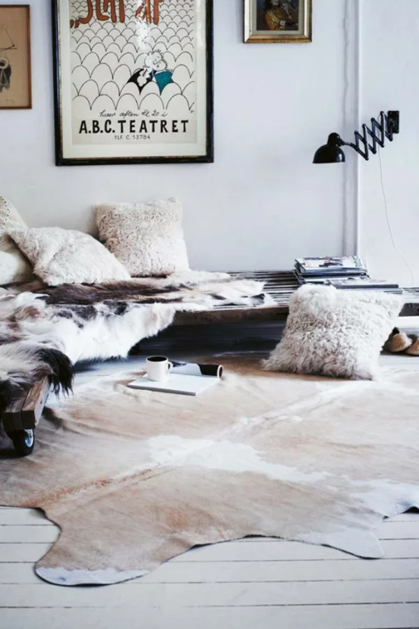 skandinavisches wohnzimmer kuhfell teppich skandinavische wohnaccessoires