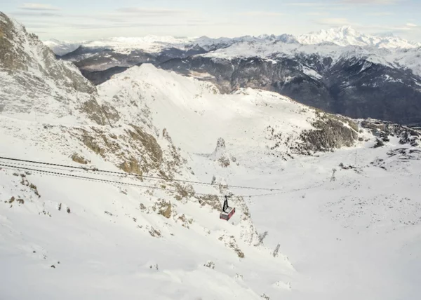 skihotel-luxus-seilbahn-alpen-schnee