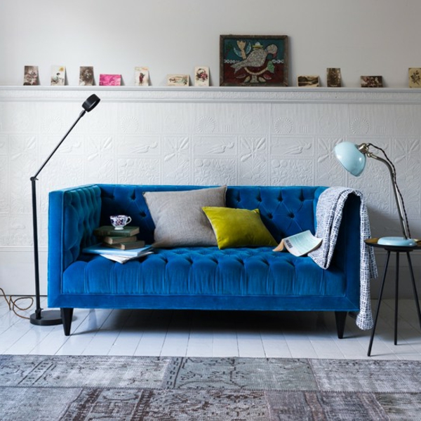 sofa blau sofakissen neutraler wohnzimmerteppich