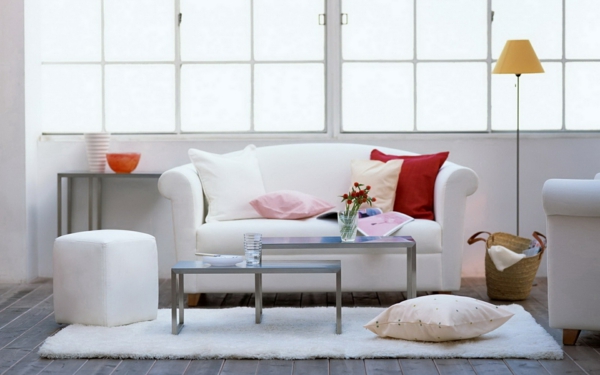 sofa weiß dekokissen weißer wohnzimmerteppich hocker