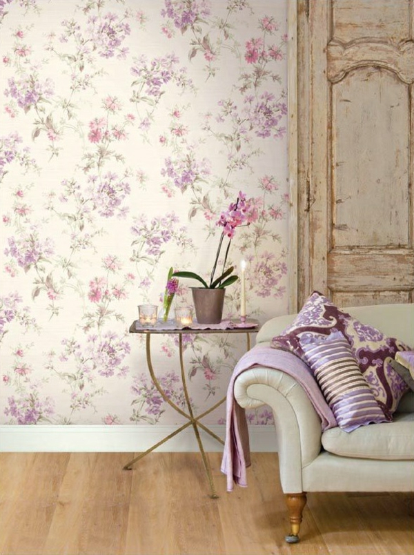 tapete florale motive wohnzimmer wandgestaltung weißes sofa