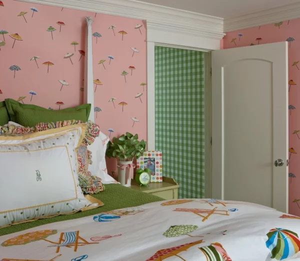 tapetenmuster sonnenschirme rosa schlafzimmer