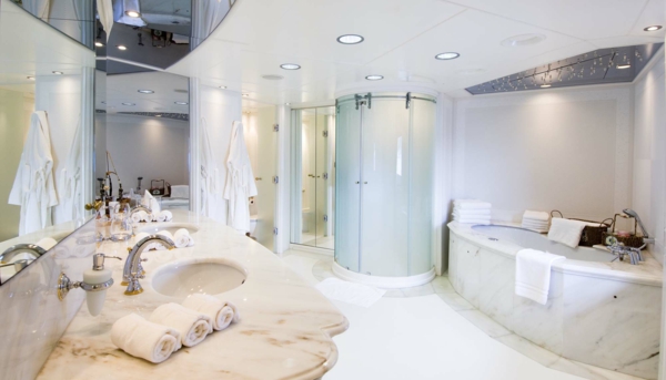 traumbäder marmor ovale badewanne einbauleuchten