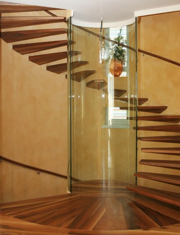 treppe glas dunkles holz schwebende stufen