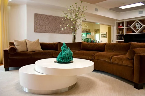 wohnzimmer elegantes braunes sofa ausgefallener couchtisch