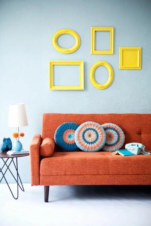 wohnzimmer oranges sofa runde dekokissen wanddeko