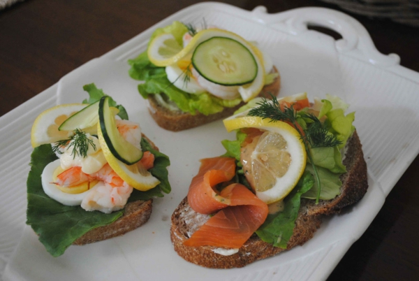 Sandwich Rezepte nordseeländer Dänemark brotscheiben mit lachs garnelen gekochte eier belegte brote