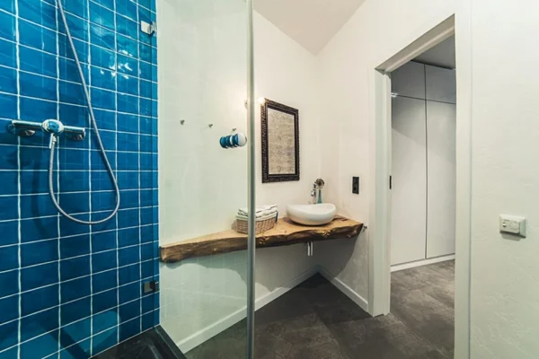 badezimmergestaltung ideen modern holz elemente badfliesen blau