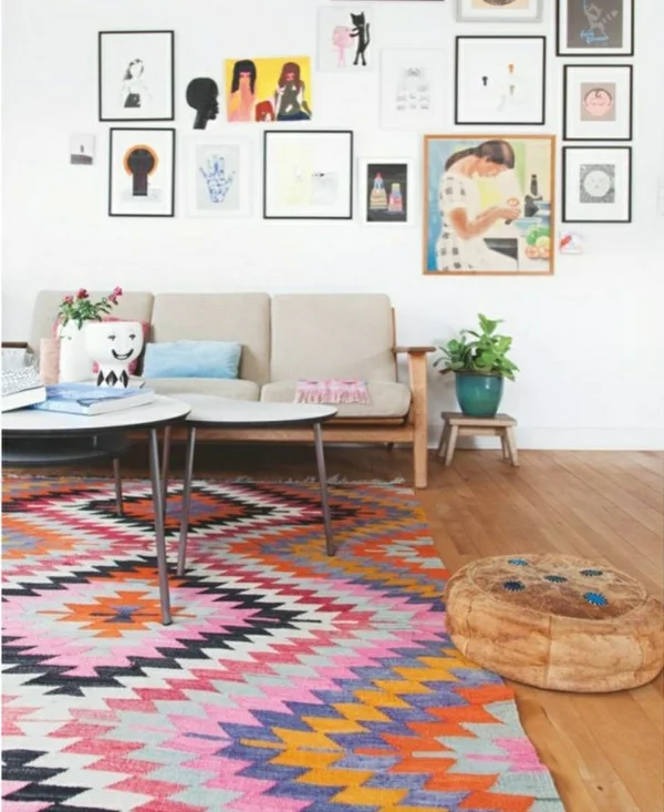 farbgestaltung wohnzimmer wandgestaltung mit bildern teppichboden kunterbunt