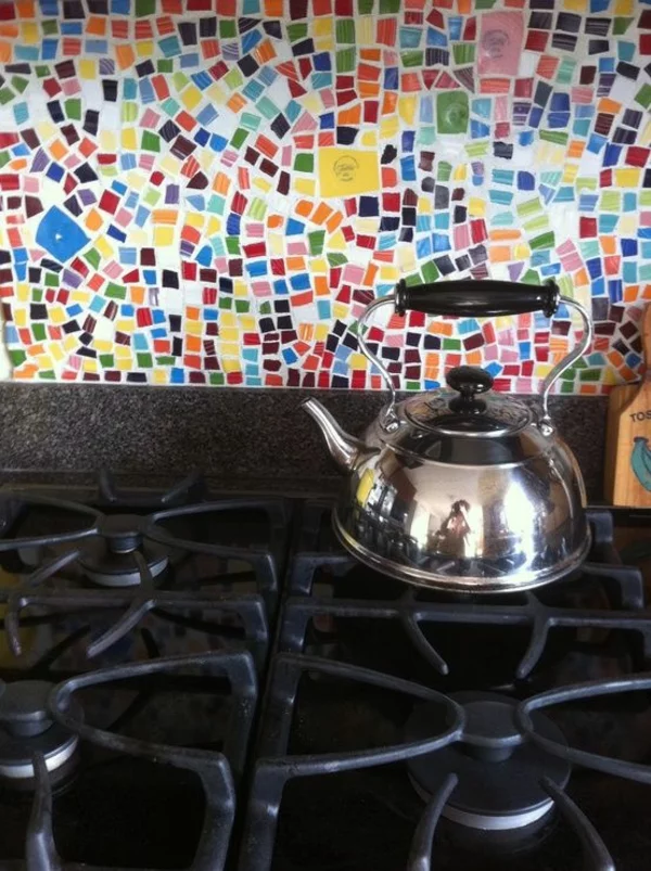 fliesenspiegel küche gasplatten kochfeld küchenrückwand ideen mosaikfliesen bunt