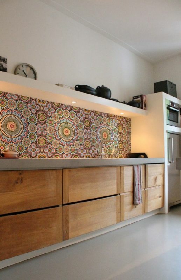 fliesenspiegel küche gestalten küchenrückwand ideen mosaikfliesen blumenmuster erstellen